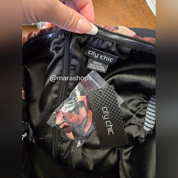 City Chic Seduction Floral Cold Shoulder Dress - Picture 4 of 6